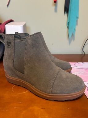 SOREL Suede Chelsea Ankle Boots -stone green size 7